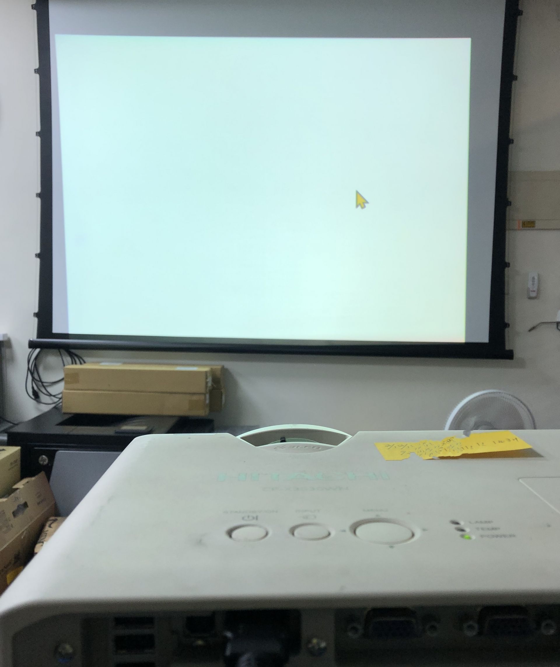 20230317 HITACHI CP-X3030WN 投影畫面偏色 局部陰影