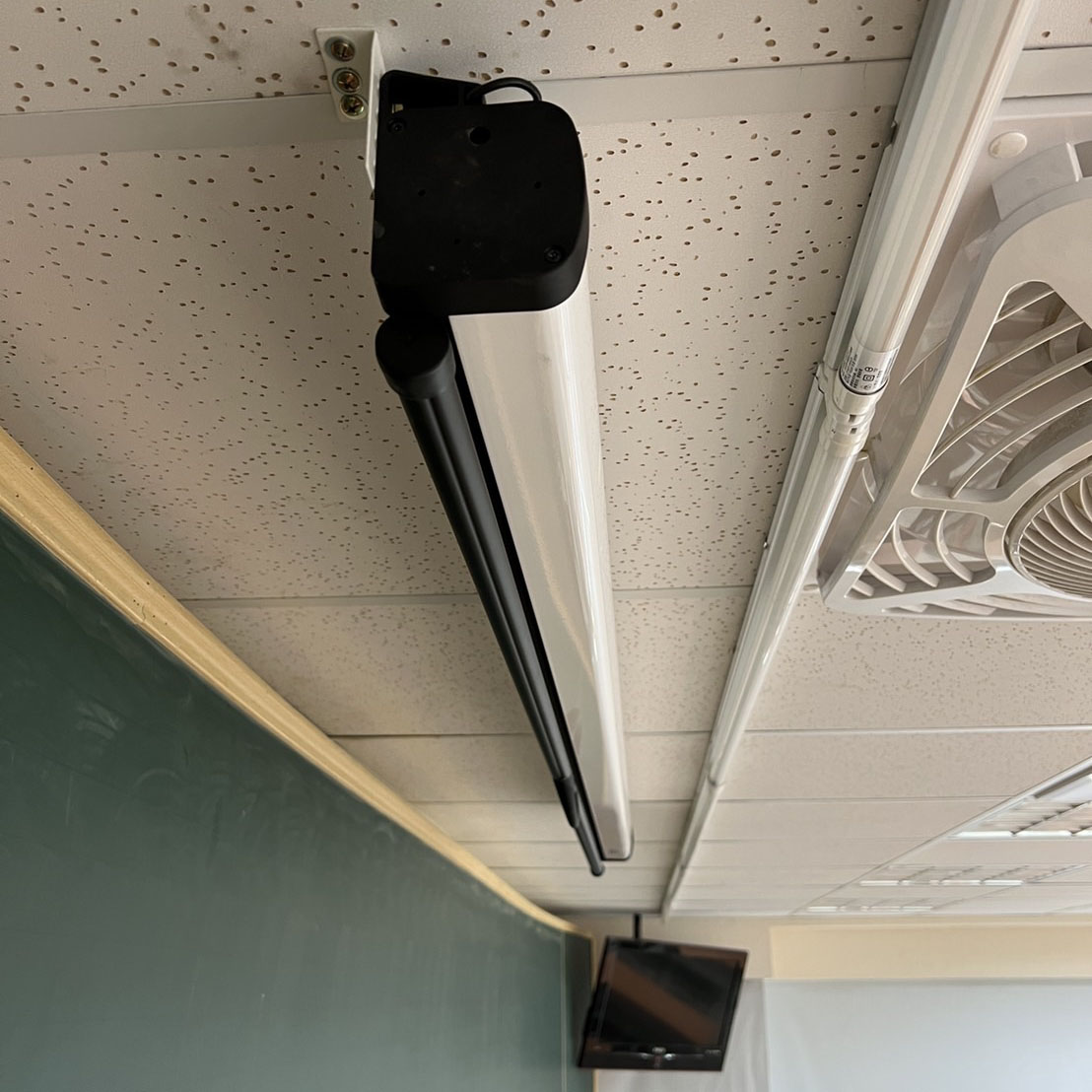 20220823 補習班教室 商務型投影機+手拉布幕安裝