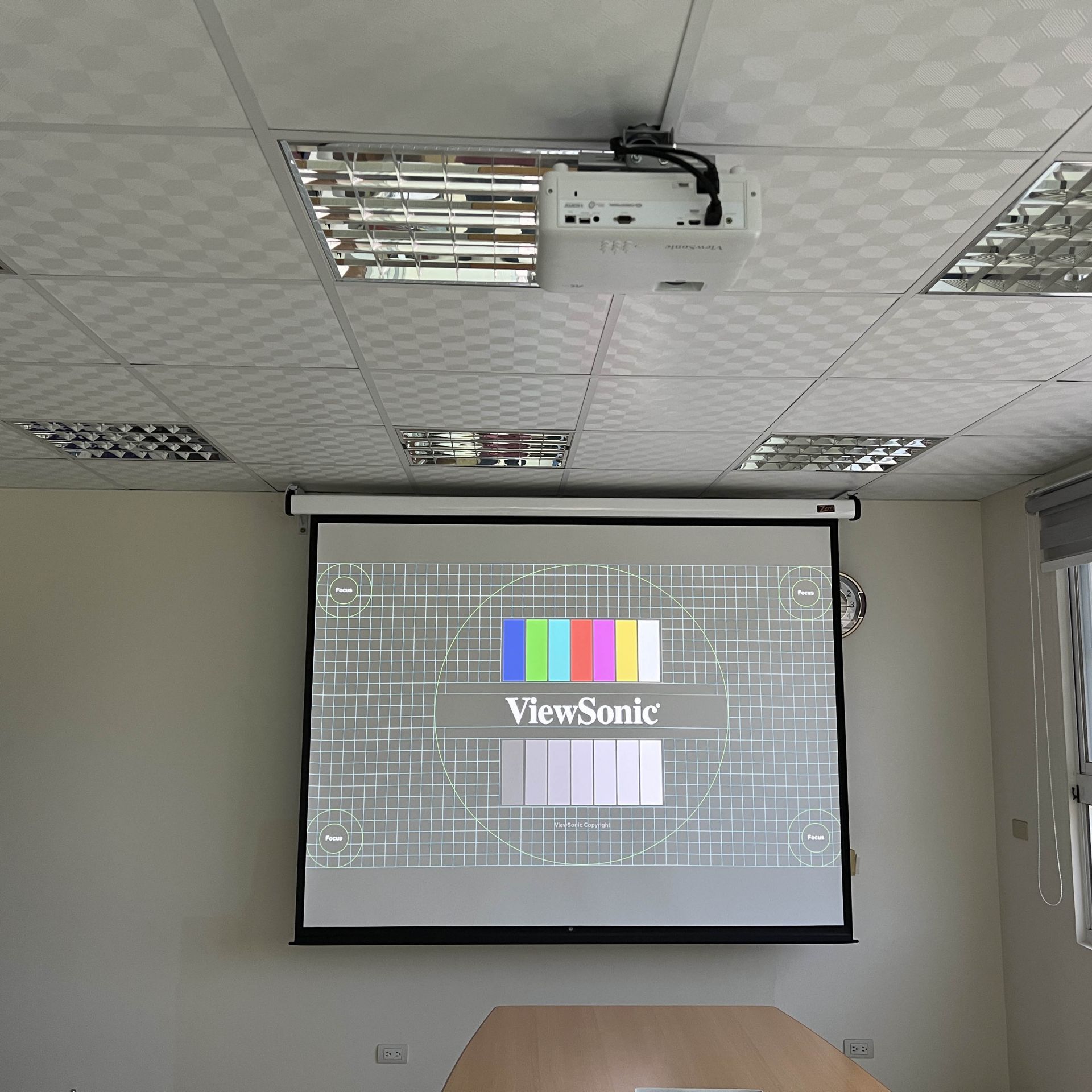 20220914 辦公室 優派4K DLP投影機+電動布幕 標準安裝