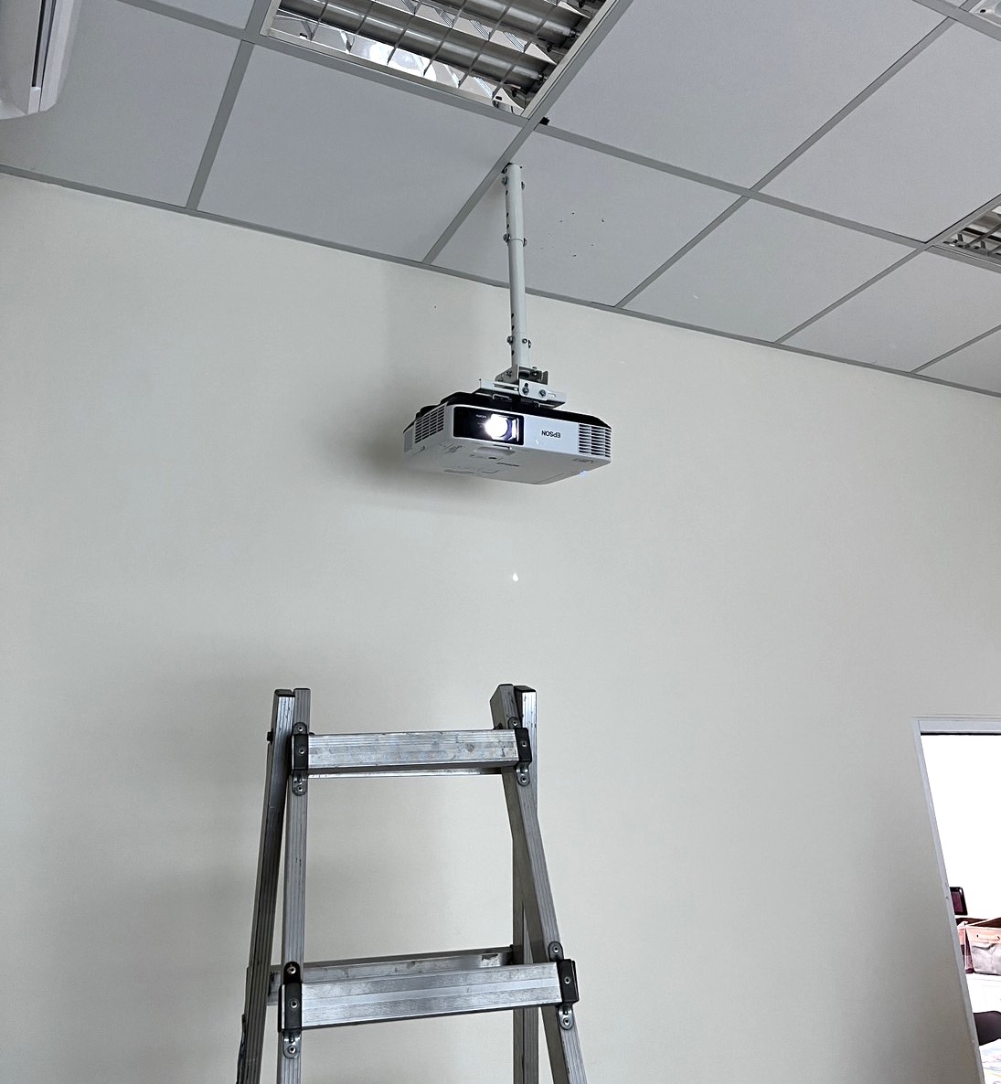 20230720 美語補習班 替換投影機+重新安裝