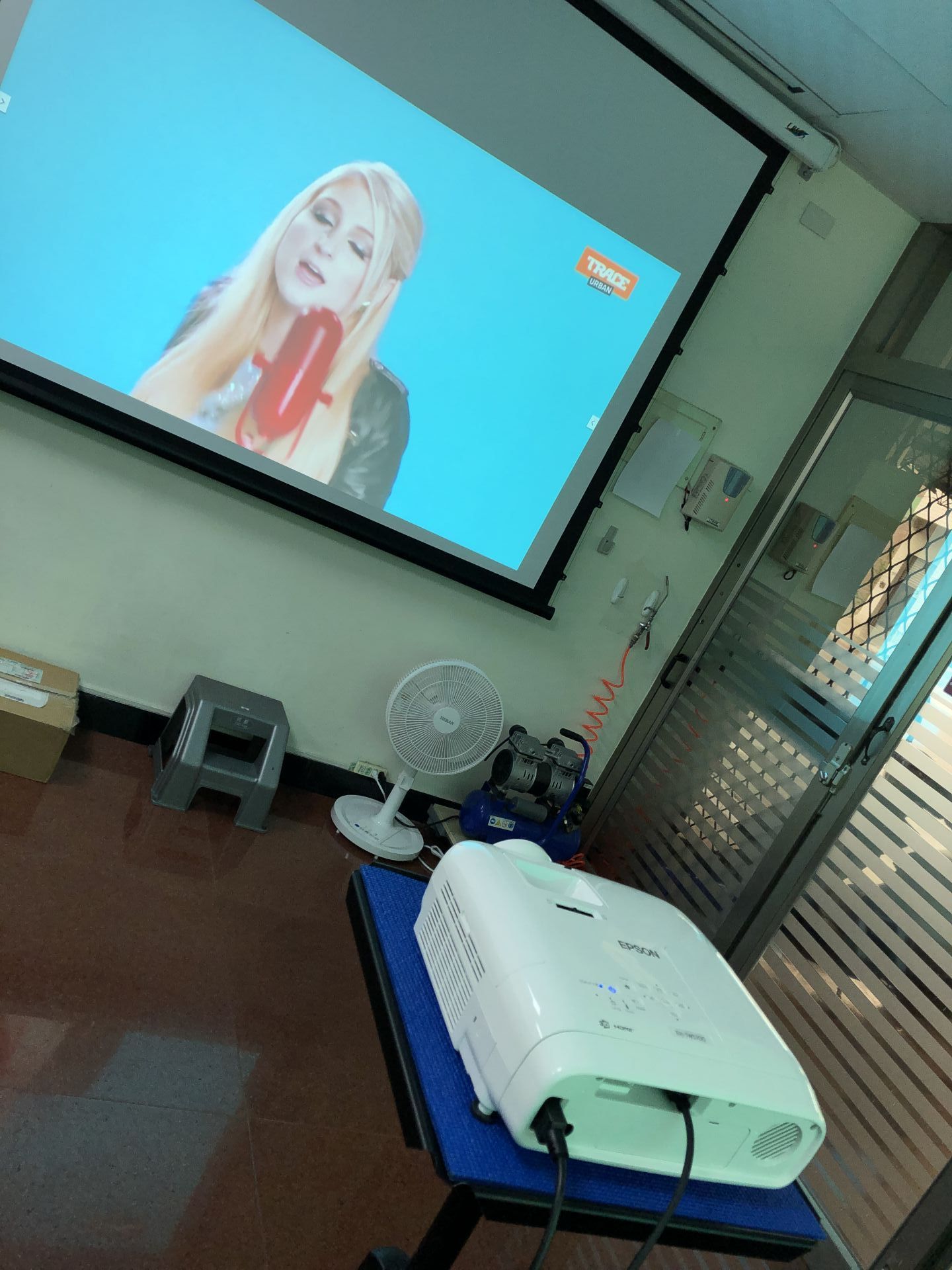 EPSON EH-TW5700 無線家庭劇院投影機 開箱