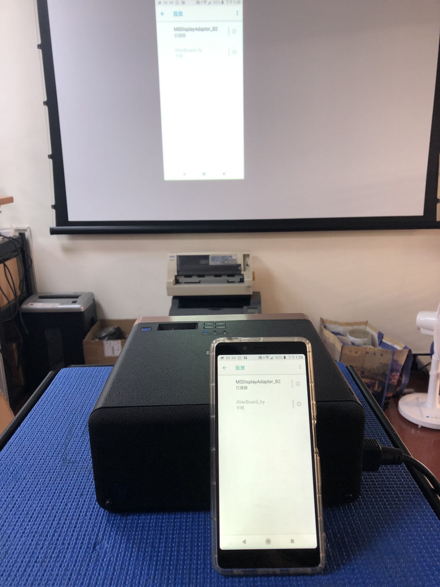 EPSON EF-100雷射投影機+微軟無線投影。連線步驟與使用注意事項